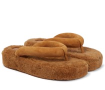 Amina Muaddi Zehensandalen Yoon mit Shearling
