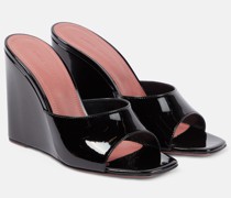 Amina Muaddi Wedge-Pantoletten Lupita aus Lackleder
