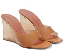 Amina Muaddi Wedge-Pantoletten Lupita