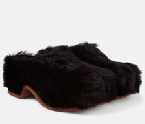 Clogs aus Faux Fur