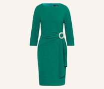 Etuikleid mit Brosche und 3/4-Arm
