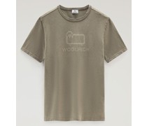 Garment Dyed T-Shirt mit Label-Frontprint  Oliv