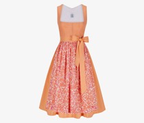 Bettina Dirndl kurz mit Schürze