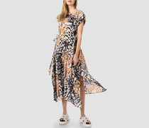 Kleid mit asymmetrischen Saum
