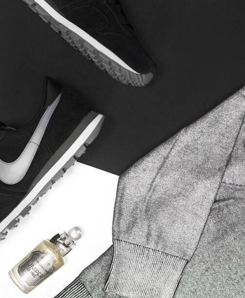 Nike Sneaker und silbergrauer Pullover