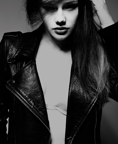 Frau in Bikerjacke