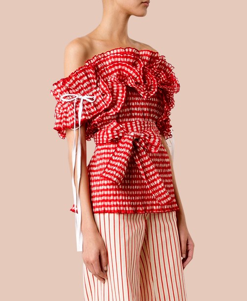 Frau im Off-Shoulder Top